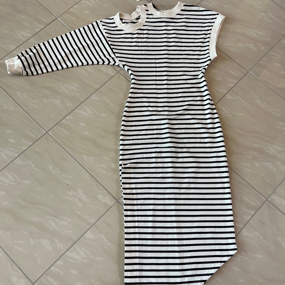 #2195 A.W.A.K.E. MODE Long sleeve asymmetric dress w/ shoulder cut out XS